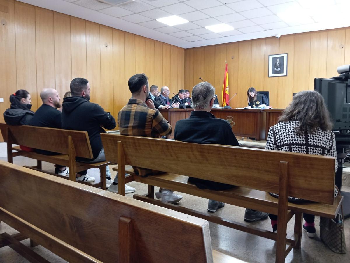 Los siete condenados, en el juicio celebrado en un juzgado de lo penal de Palma.