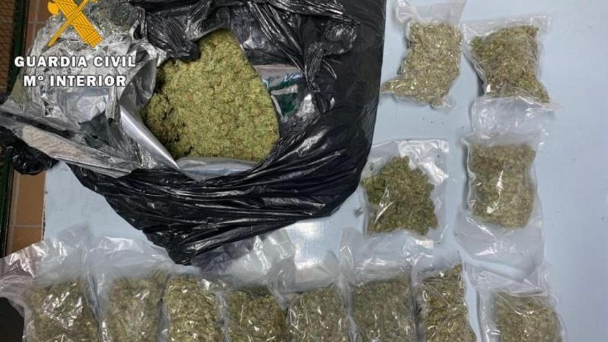 Detenido un hombre con 3,7 kilos en marihuana en su vehículo