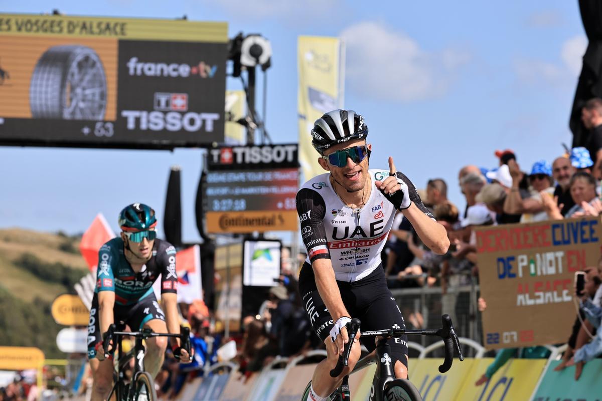 Le Markstein Fellering (France), 22/07/2023.- British rider Adam Yates of team UAE Team Emirates reacts as he crosses the finish line of the 20th stage of the Tour de France 2023, a 134kms from Belfort to Le Markstein Fellering, France, 22 July 2023. (Francia) EFE/EPA/CHRISTOPHE PETIT TESSON