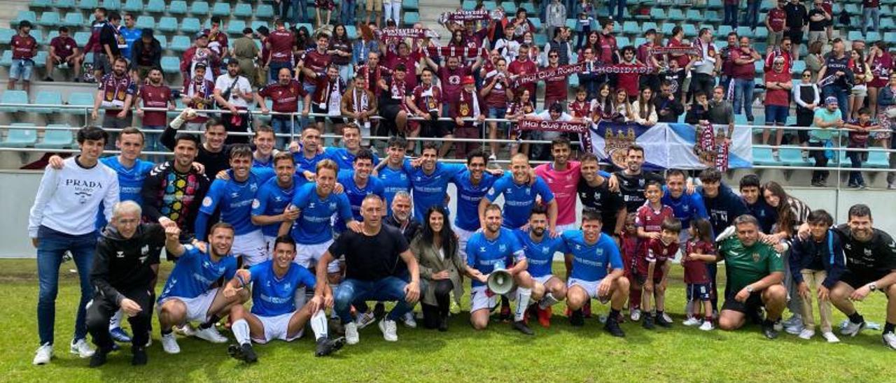 Cuerpo técnico, plantilla, afición y directiva del Pontevedra celebran en Palencia el ascenso a Primera RFEF.