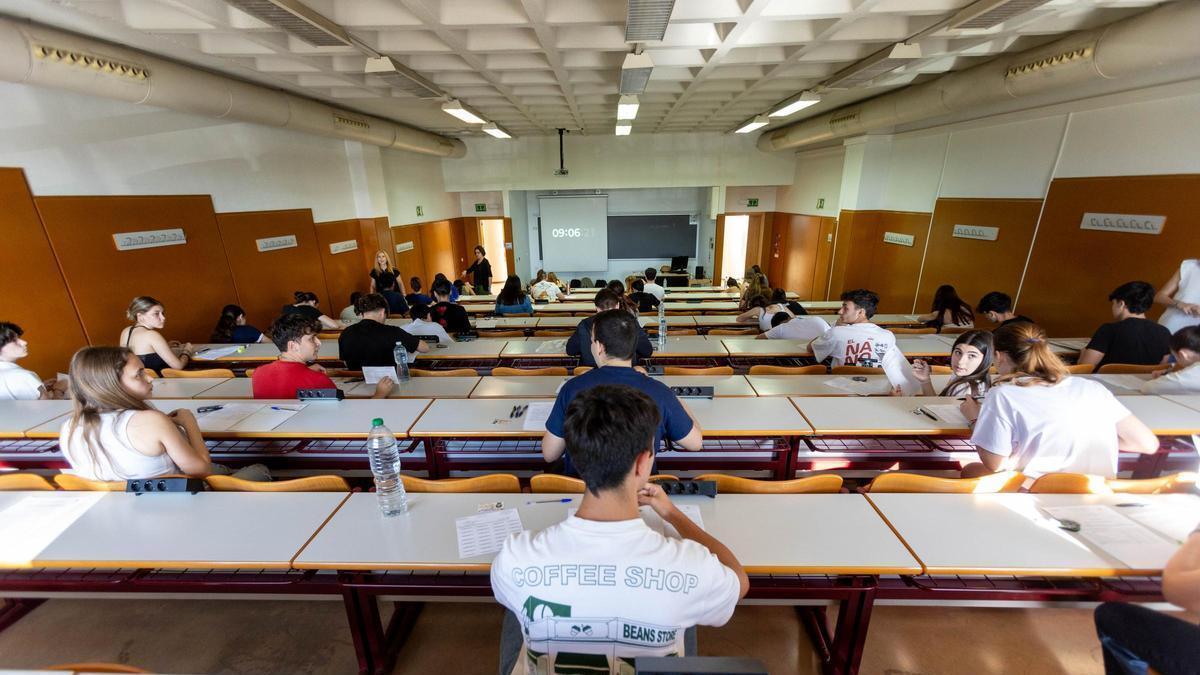 Alumnos, durante un examen de Selectividad en la Universidad de Alicante