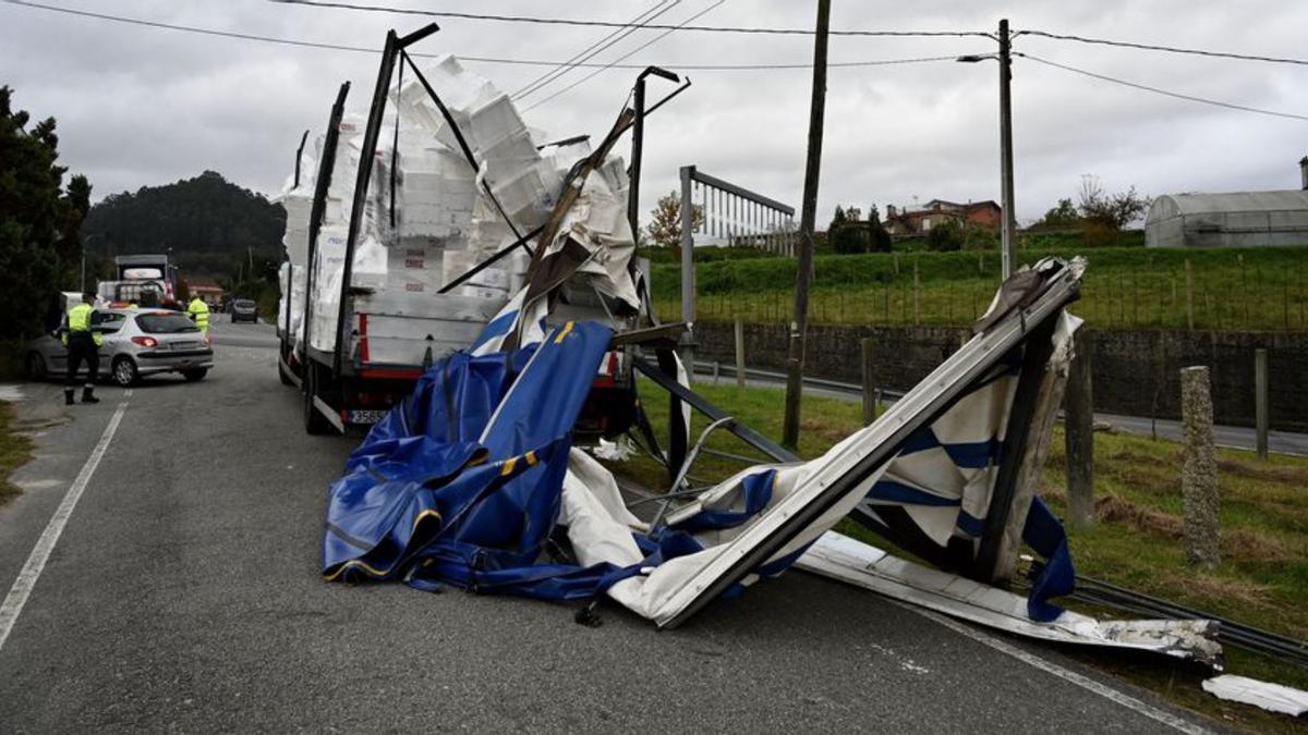 Uno de los camiones accidentados en la mañana de ayer. |   // R.V.