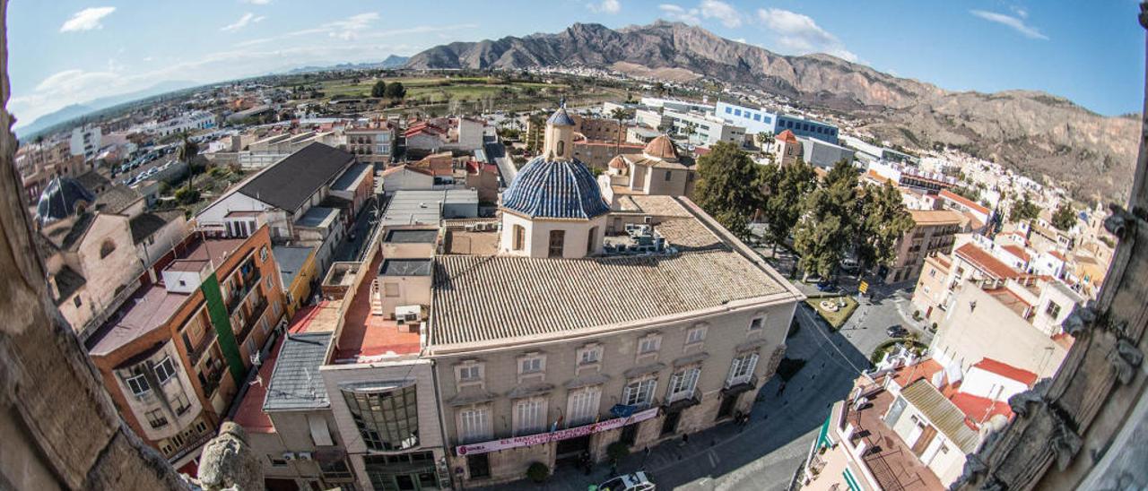 Ayuntamiento de Orihuela, en primer plano, visto desde la iglesia de las Santas Justa y Rufina. tony sevilla