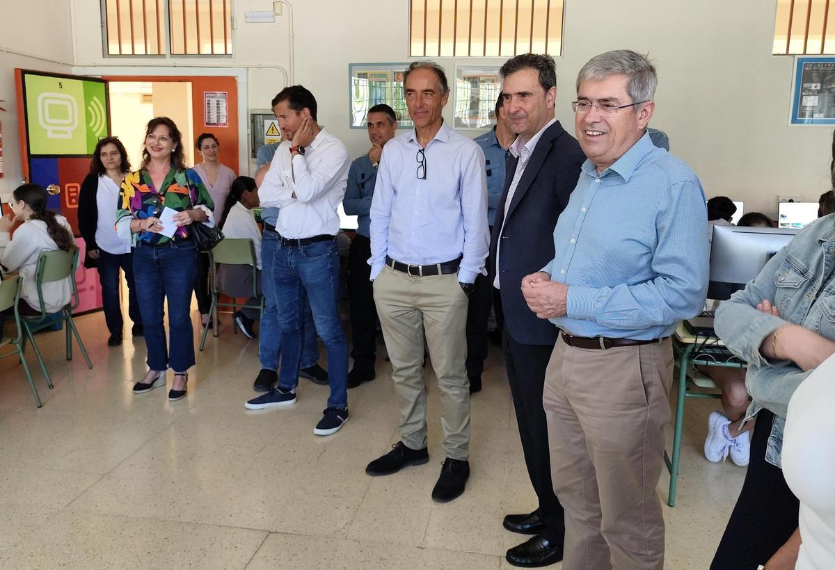 Autoridades y representantes de Endesa en el acto de entrega de ordenadores al colegio Pancho Guerra.