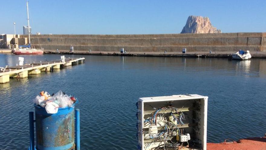 Calp sorprende a jóvenes saltando al mar desde la grúa de Puerto Blanco