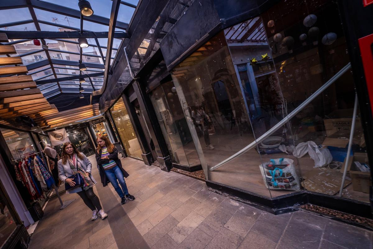 Tiendas y compradores de las Galeries Maldà en vísperas de la Navidad 2024