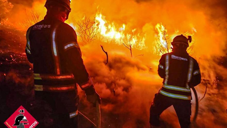 Los bomberos extinguen el fuego en Benimassot, esta madrugada.