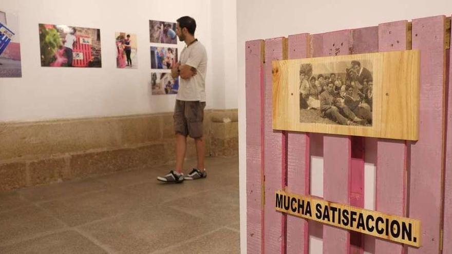 Un visitante observa algunas de las imágenes de la exposición.