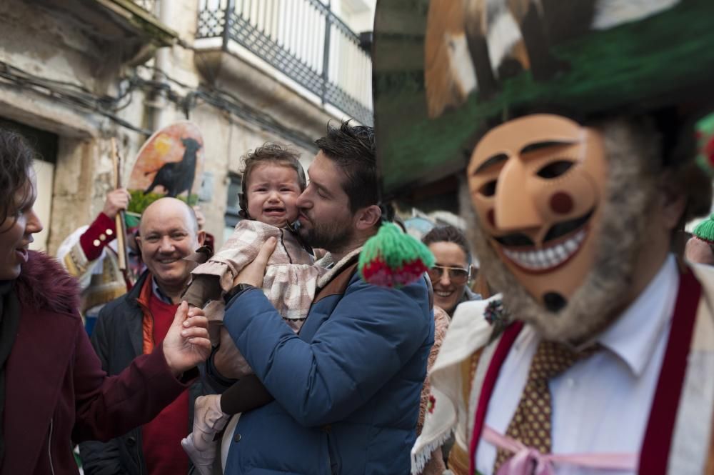 Los cigarrones de Verín, el corredoiro de pantallas de Xinzo y los disfraces de Seixalbo tiñen de humor y color las calles de la provincia