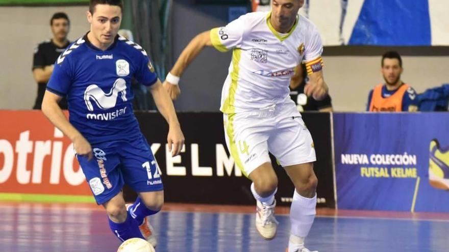 Vadillo, autor del primer gol del Palma Futsal, disputa el balón al jugador local Irache.