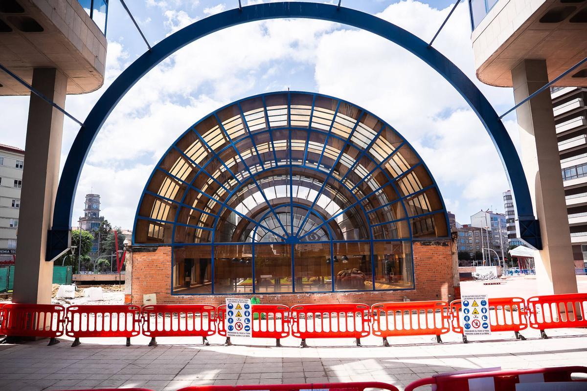 ocupación de centros comerciales de Vigo. fotos del centro comercial Camelias, tanto de la plaza pública superior y en el interior con locales cerrados.