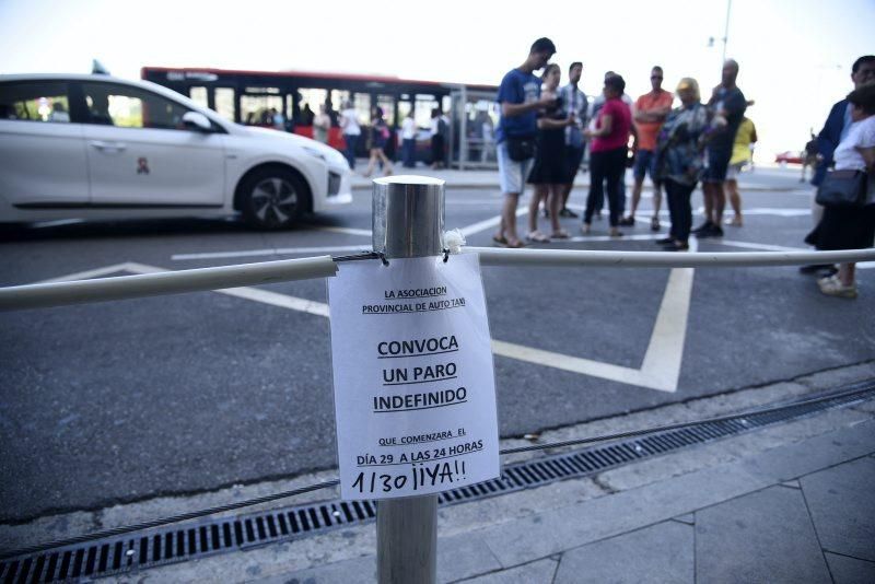 Las mejor imágenes de la jornada de movilización del taxi en Zaragoza