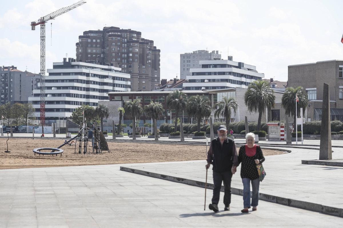 Una pareja de viandantes en el paseo del Arbeyal.