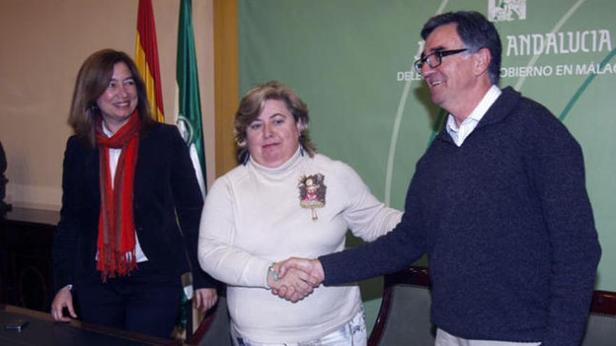 Susana Radío, Clara Aguilera, y el presidente de la Asociación Malagueña de Apicultores, Fernando de Miguel Rey.