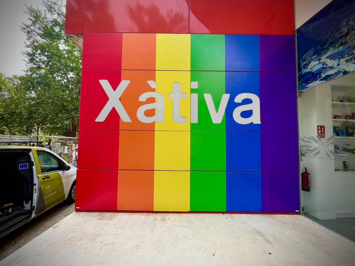Panel decorado con los colores arcoiris en el centro de recepción turística de Xàtiva.