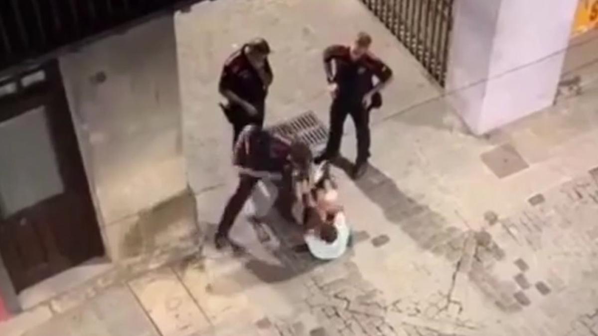 Un agente de los Mossos da una bofetada a un hombre que gritaba en Olot