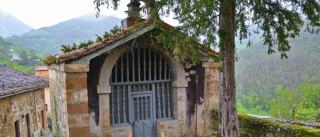 Ermita de Santa Ana, perteneciente a la casona del Ronderu, en Cirieño.