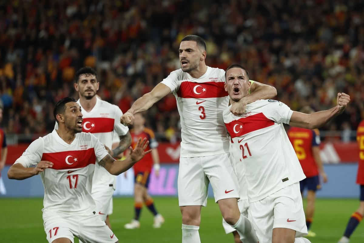 SEVILLA, 18/11/2025.- El delantero de la selección turca Deniz Gül (d) celebra con sus compañeros tras marcar ante España, durante el encuentro correspondiente a la fase de clasificación para el Mundial 2026 que disputan España y Turquía este martes en el estadio de La Cartuja, en Sevilla. EFE/Julio Muñoz