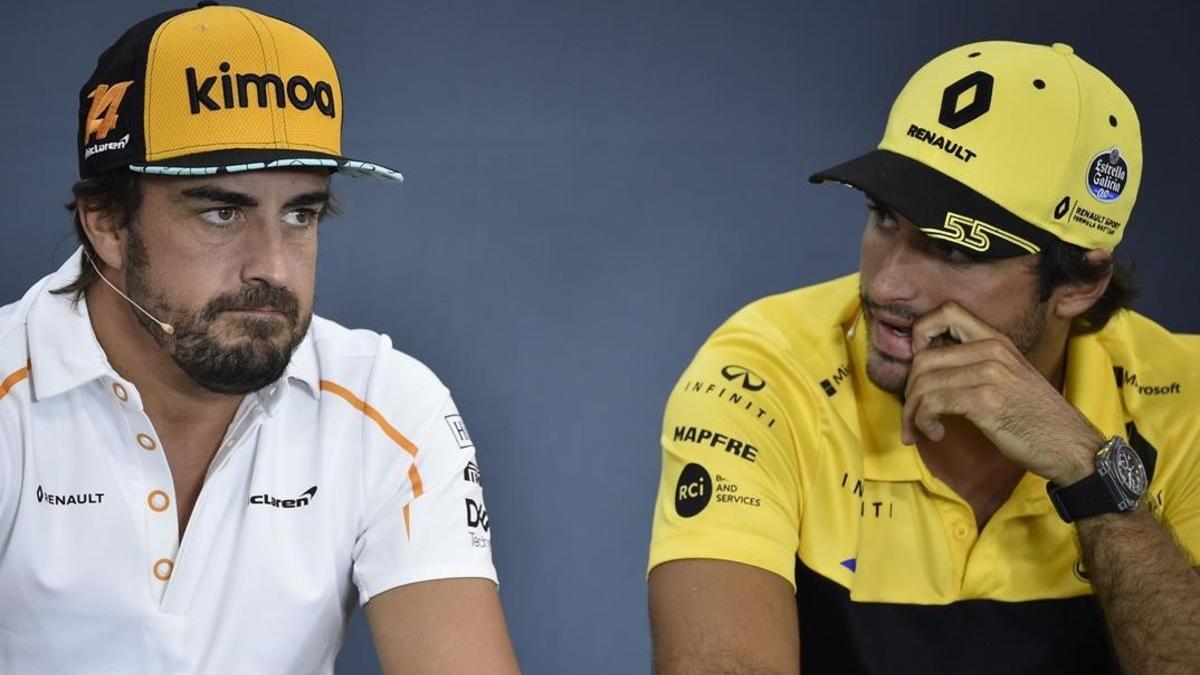 Carlos Sainz, a la derecha, observa a Fernando Alonso, en la conferencia de prensa de hoy en Spa (Bélgica).