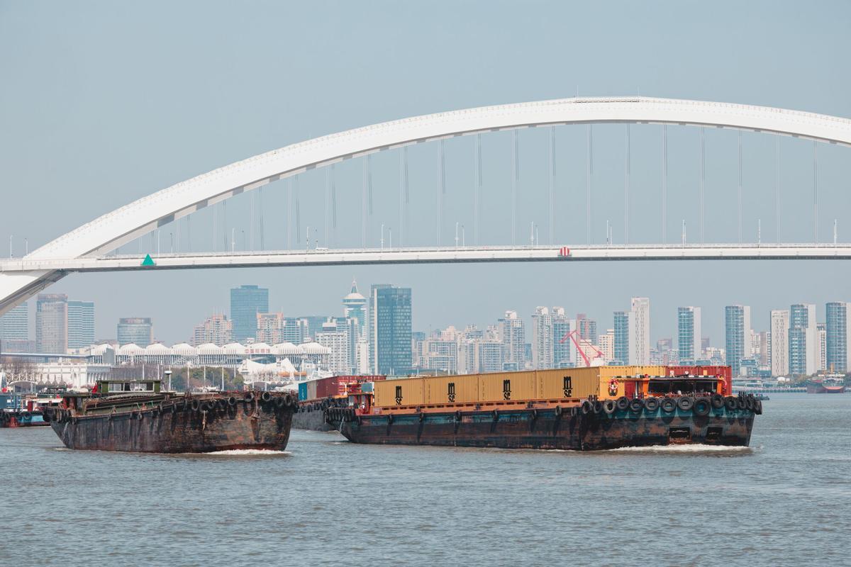 Barcos de mercancías navegan por el río Huangpu, en Shanghái.