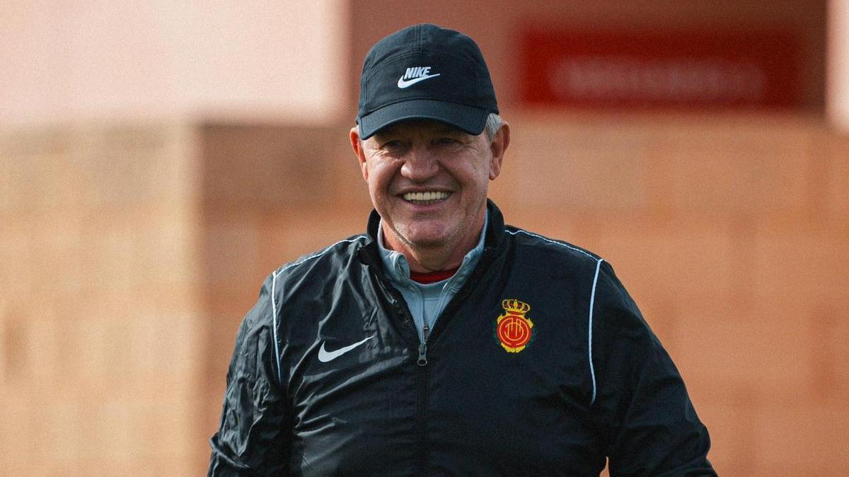 Javier Aguirre, sonriente durante un entrenamiento con el RCD Mallorca.