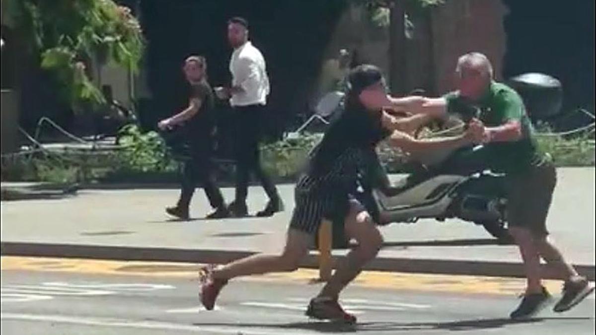 Un carterista arranca por la fuerza un reloj a un turista en Barcelona. 