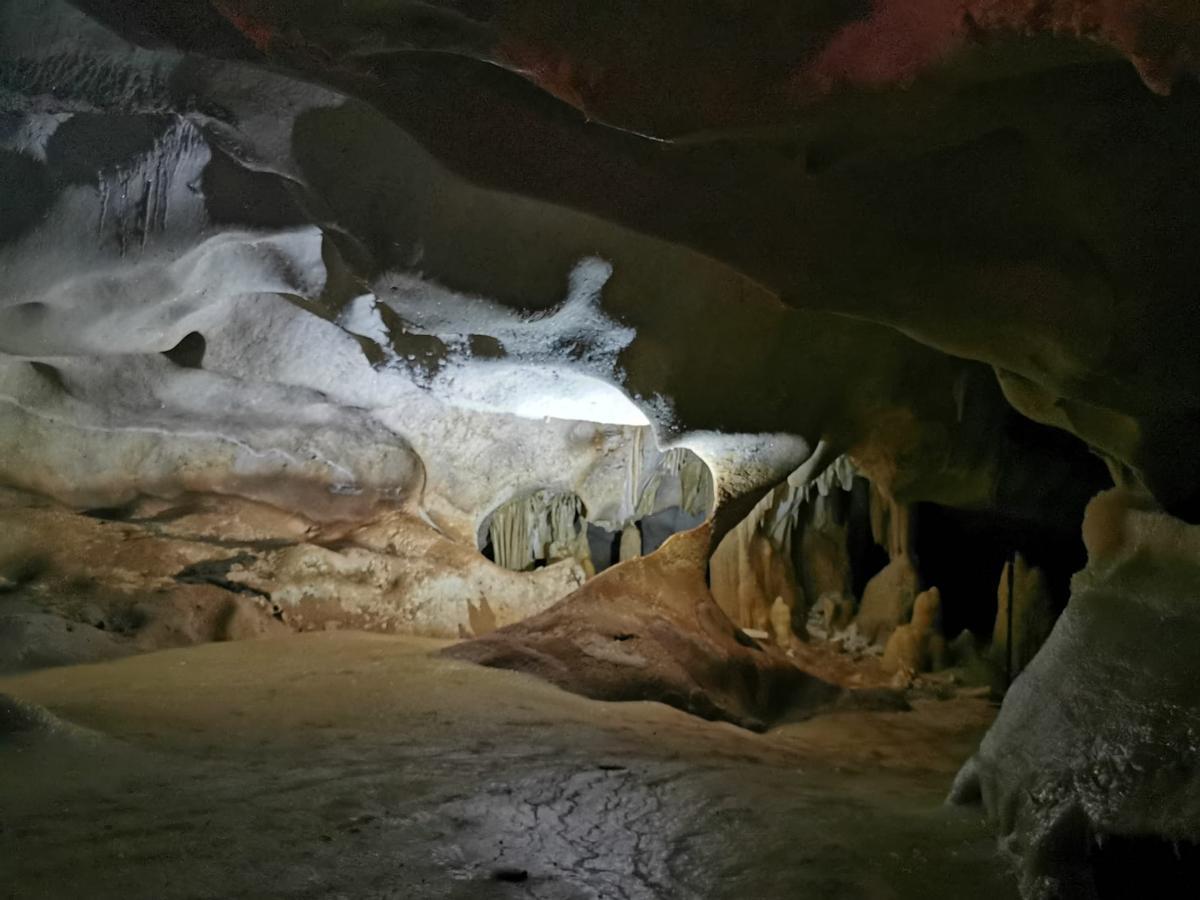 Un rincón de la cueva, en terrenos de la fábrica de cemento de La Araña.