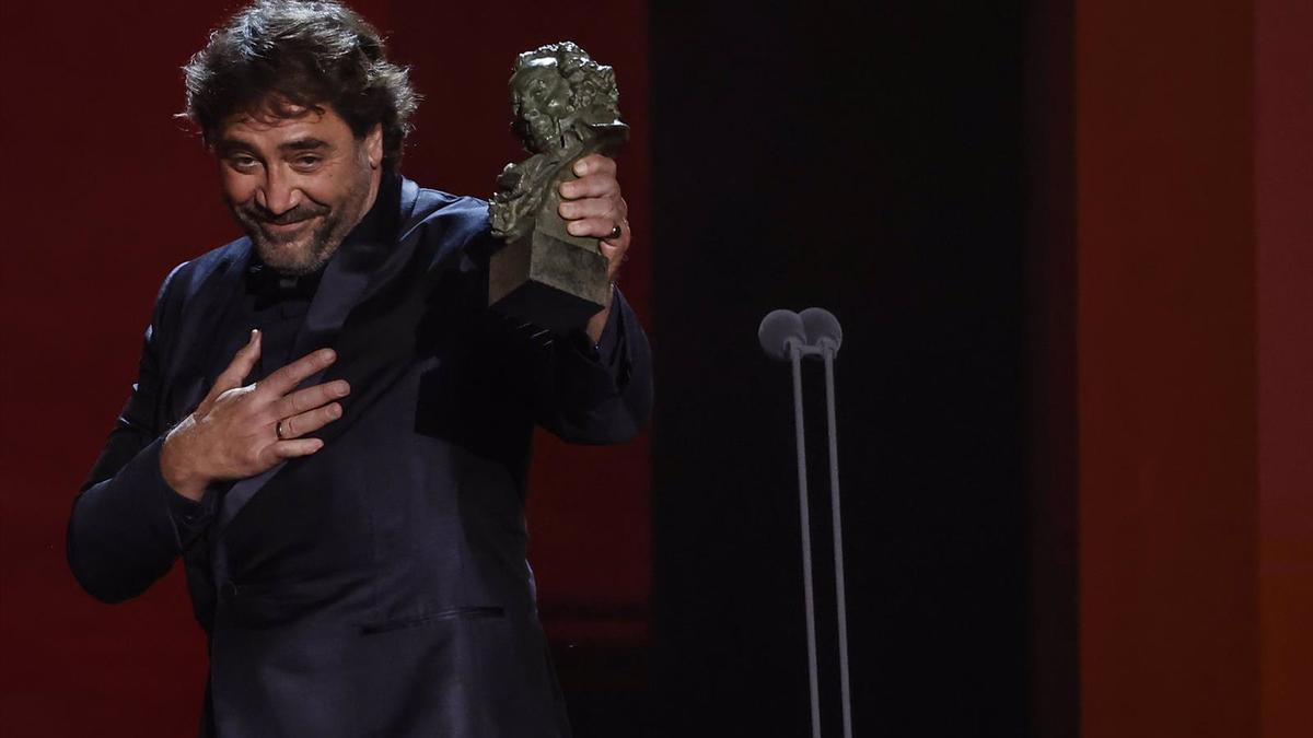 Javier Bardem recoge uno de sus premios Goya.