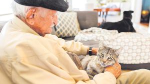 Un hombre con sus mascotas en casa