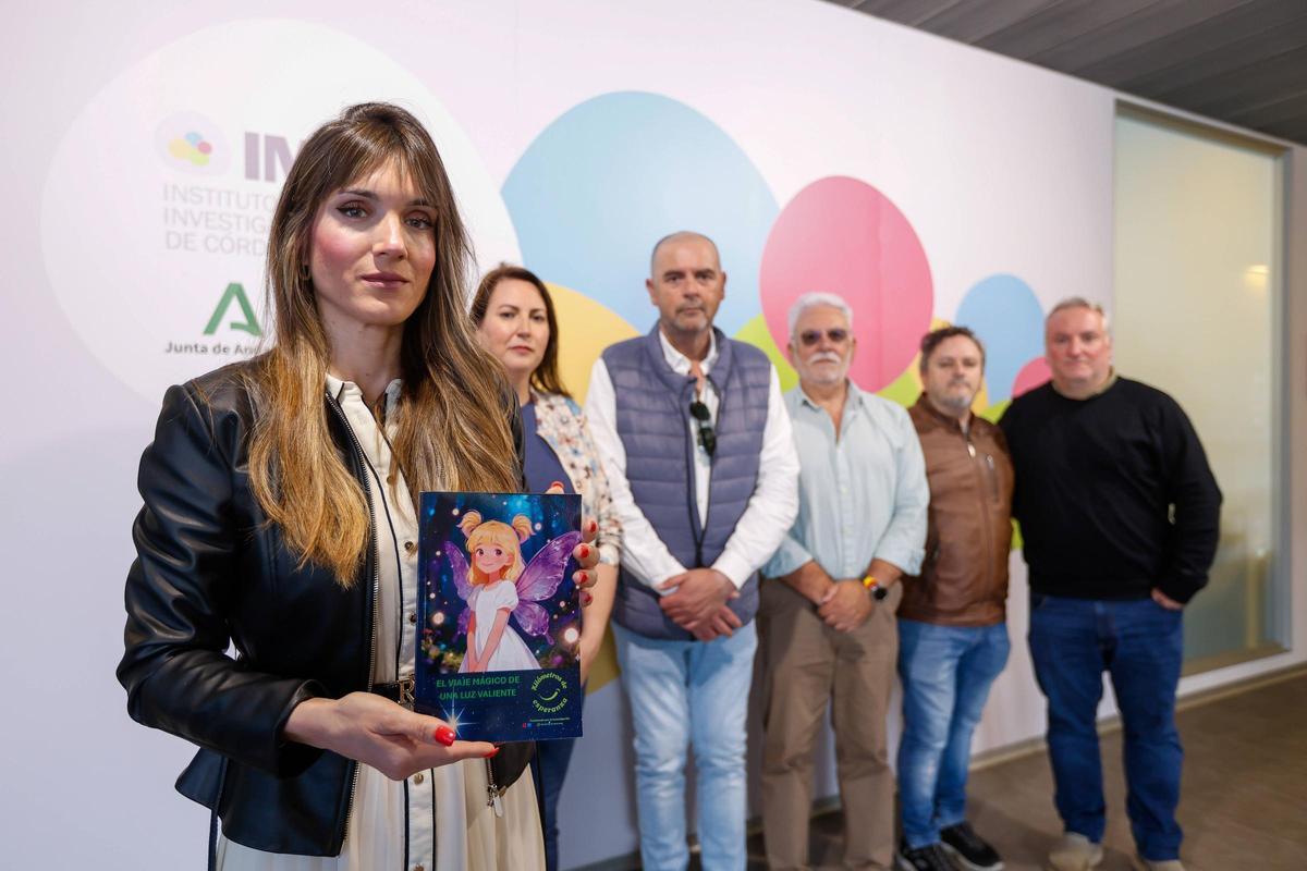 Pilar Luque, impulsora de un libro solidario, junto a su tío e integrantes de la asociación Kilómetros de Esperanza.