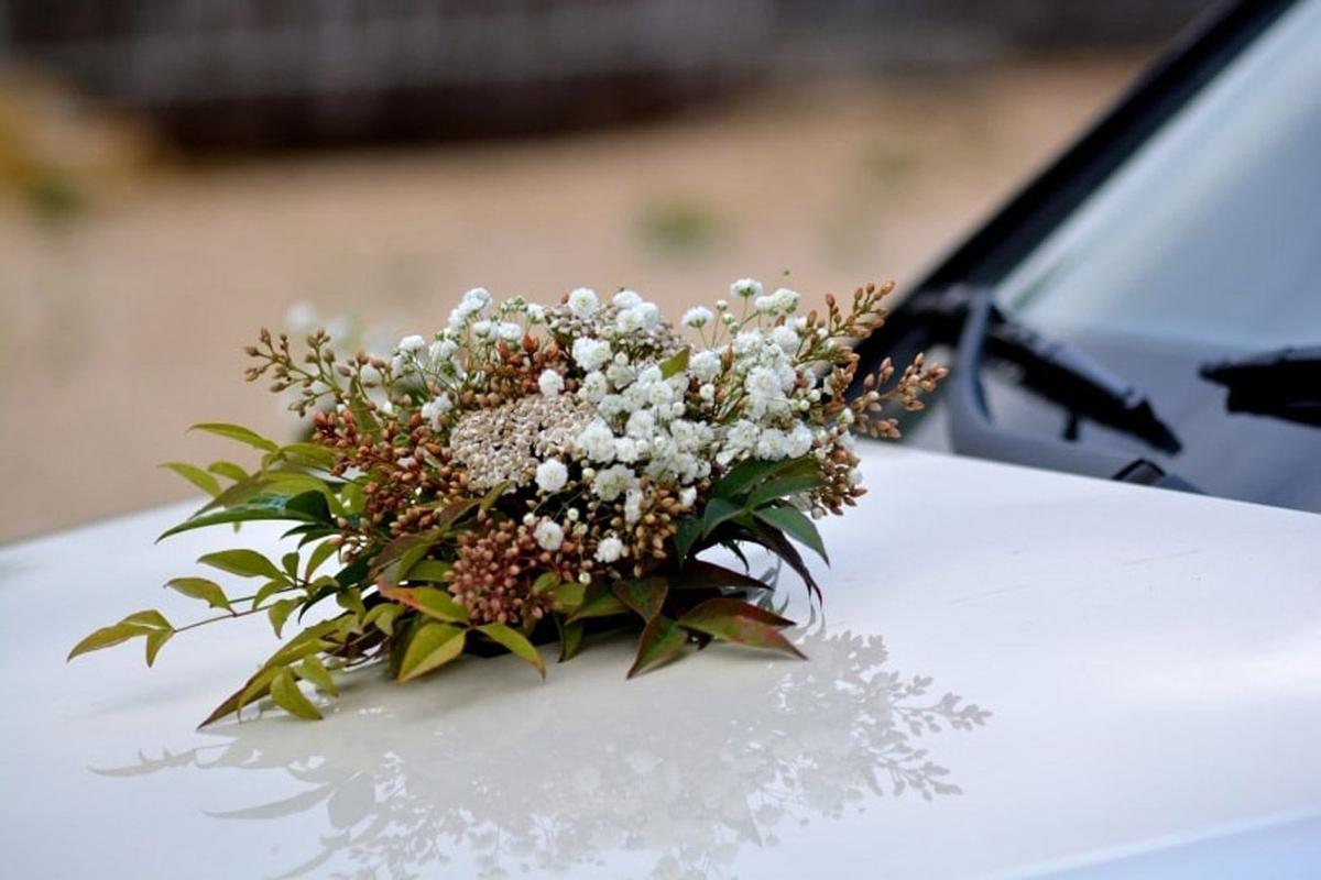 Coches de novios originales y divertidos: delicadas flores