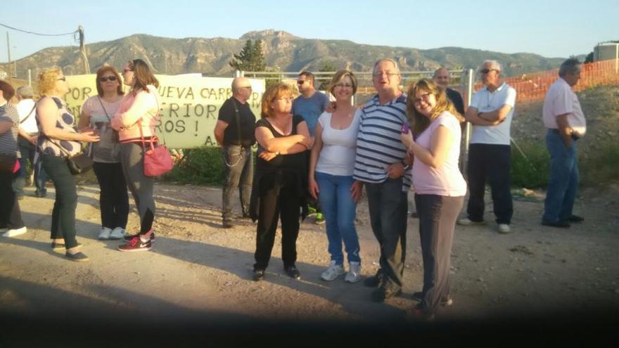 Vecinos del Caminio Tiñosa, concentrados el lunes pasado.