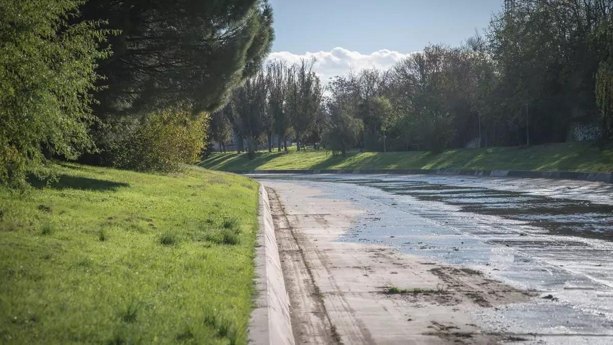 El río Albarregas a su paso por Mérida, con el cauce canalizado en hormigón en el tramo urbano.