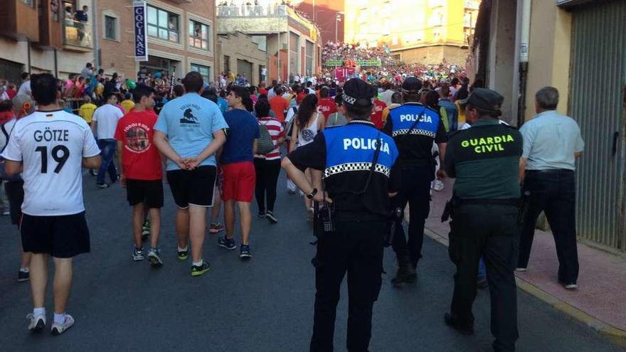 Agentes de la Policía Local de Benavente desarrollan su labor durante las fiestas del Toro Enmaromado.