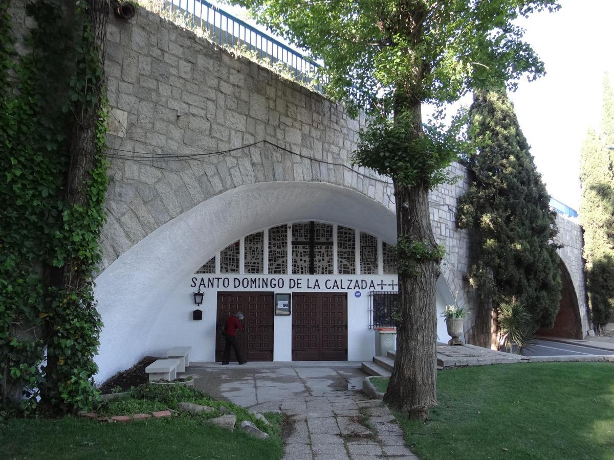 Esta es la capilla que se encuentra debajo de un puente.