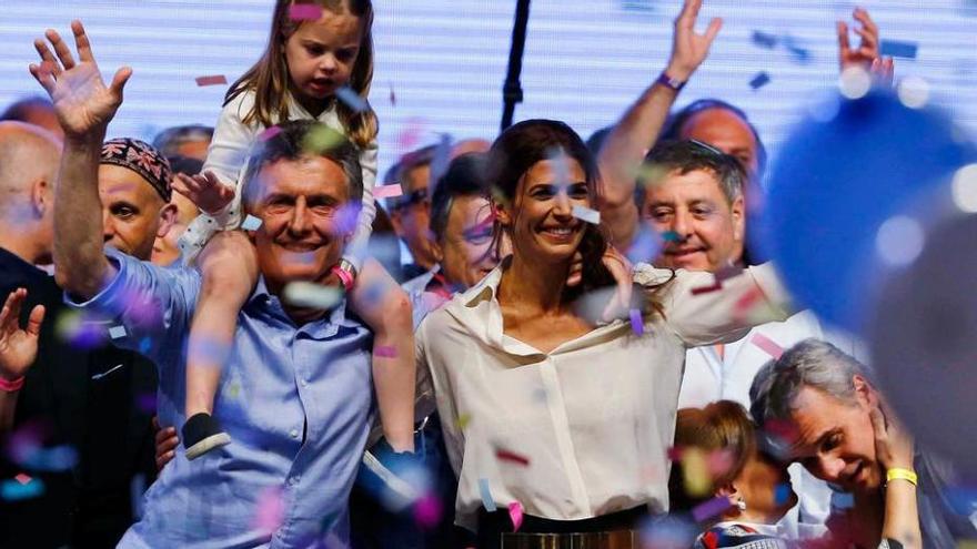 Macri, con su hija Antonia sobre los hombros, y su esposa, Juliana Awada, festejan la victoria con sus seguidores en Buenos Aires.