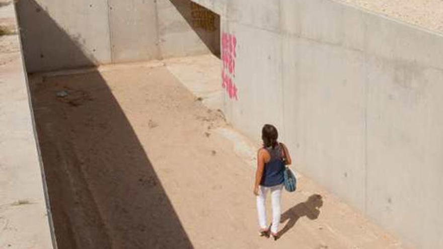 Los dos accesos al pasadizo: uno sigue siendo una rampa de tierra y la otra es aún muy pronunciada.