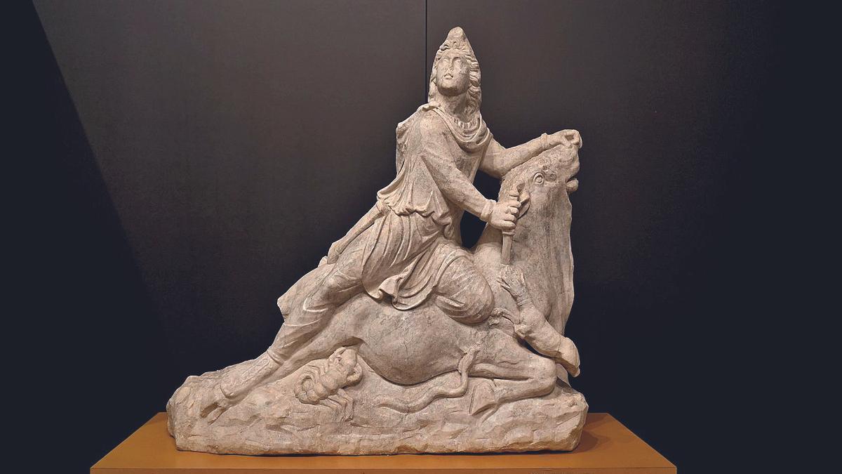 Escultura del Dios Mitra, encontrado en Cabra, y que se expone en el Museo Arqueológico y Etnográfico de Córdoba.