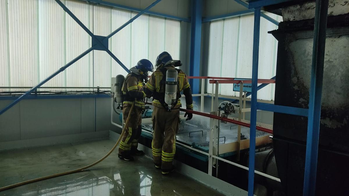 Los bomberos de Toro terminan de sofocar el incendio en las instalaciones de Azucarera