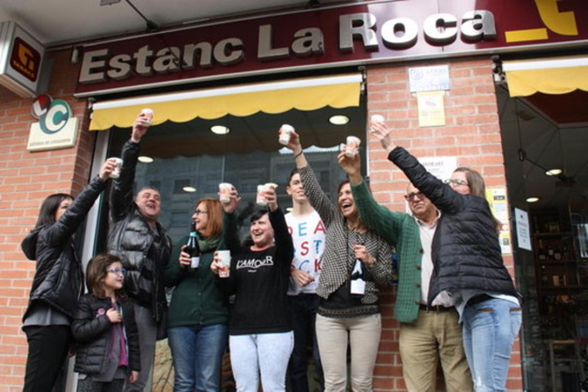 Alegria dels guanyadors del primer premi a l’estanc de la Roca del Vallès.