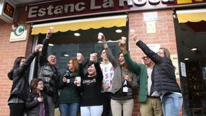 Alegria dels guanyadors del primer premi a l’estanc de la Roca del Vallès.