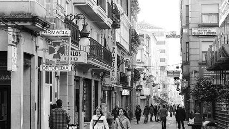 La mujer realizaba las compras con las tarjetas en comercios de O Carballiño. / iñaki osorio