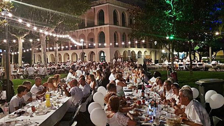 El sopar de la Nit en blanc d&#039;Olesa