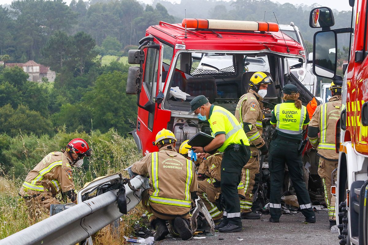 Un accidente en la vía rápida de O Salnés se salda con una persona muerta y un herido grave