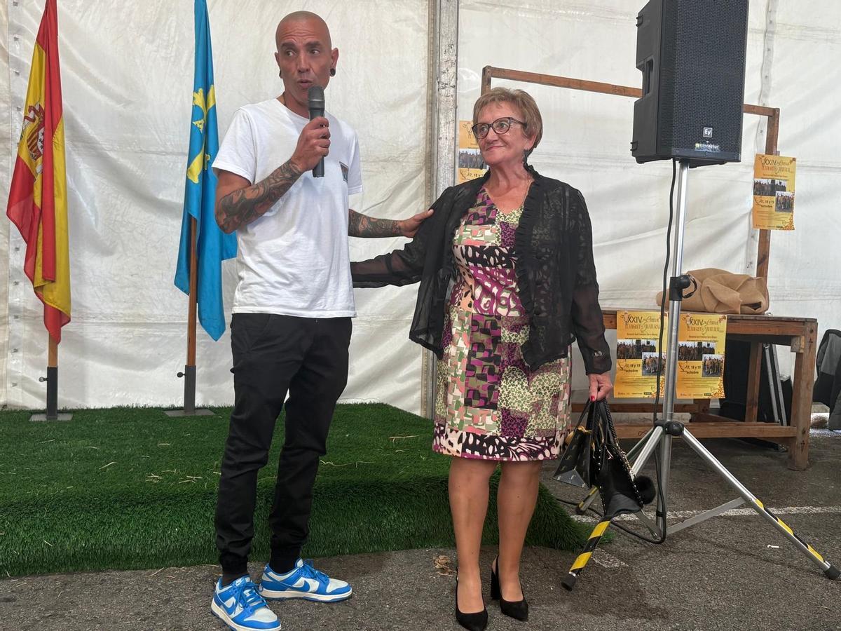 Piedad Cuello, viuda de Torre, recibe la "Fesoria de oro" de manos de Pablo Álvarez