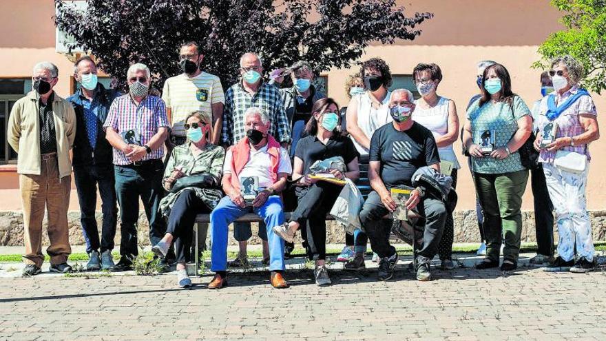 Integrantes del club de lectura de Muelas del Pan, con su promotora Magdalena Costa sentada en el centro. | Sara Rodríguez |  SARA RODRÍGUEZ