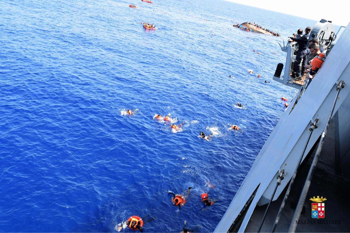 Rescate de los inmigrantes que han caído al mar.