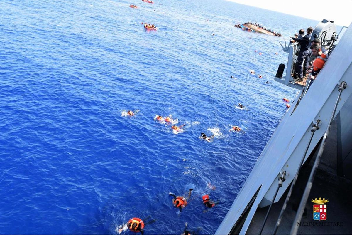 Rescate de los inmigrantes que han caído al mar.