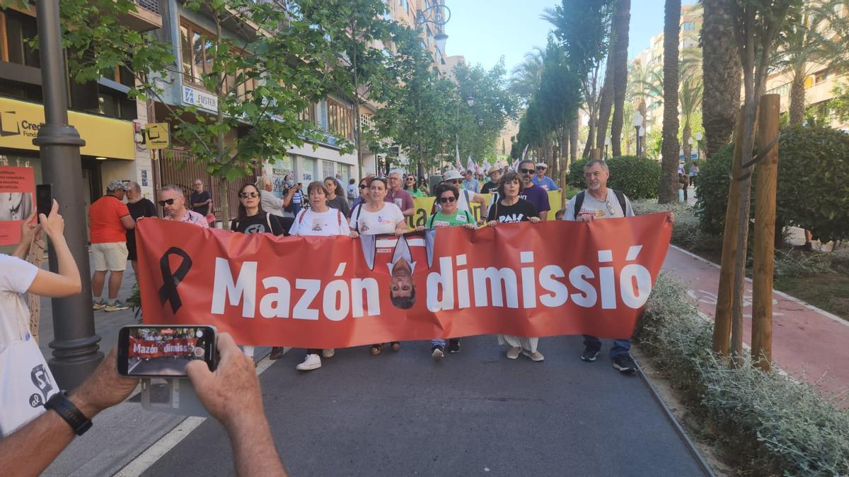 Unas mil personas salen a la calle en Alicante para pedir la dimisión ...