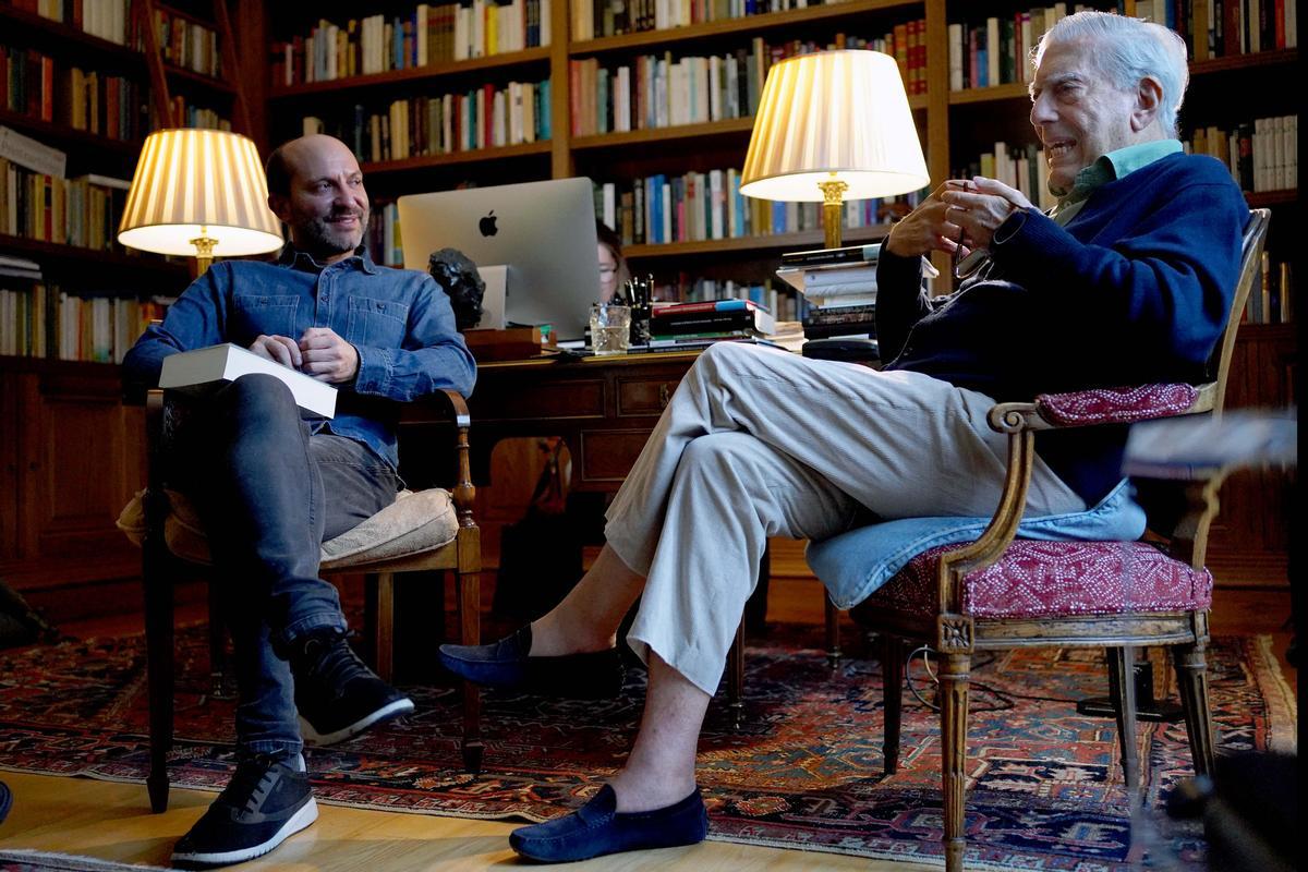 Carlos Granés y Mario Vargas Llosa, en un momento de la conversación que mantuvieron en la casa madrileña del Nobel